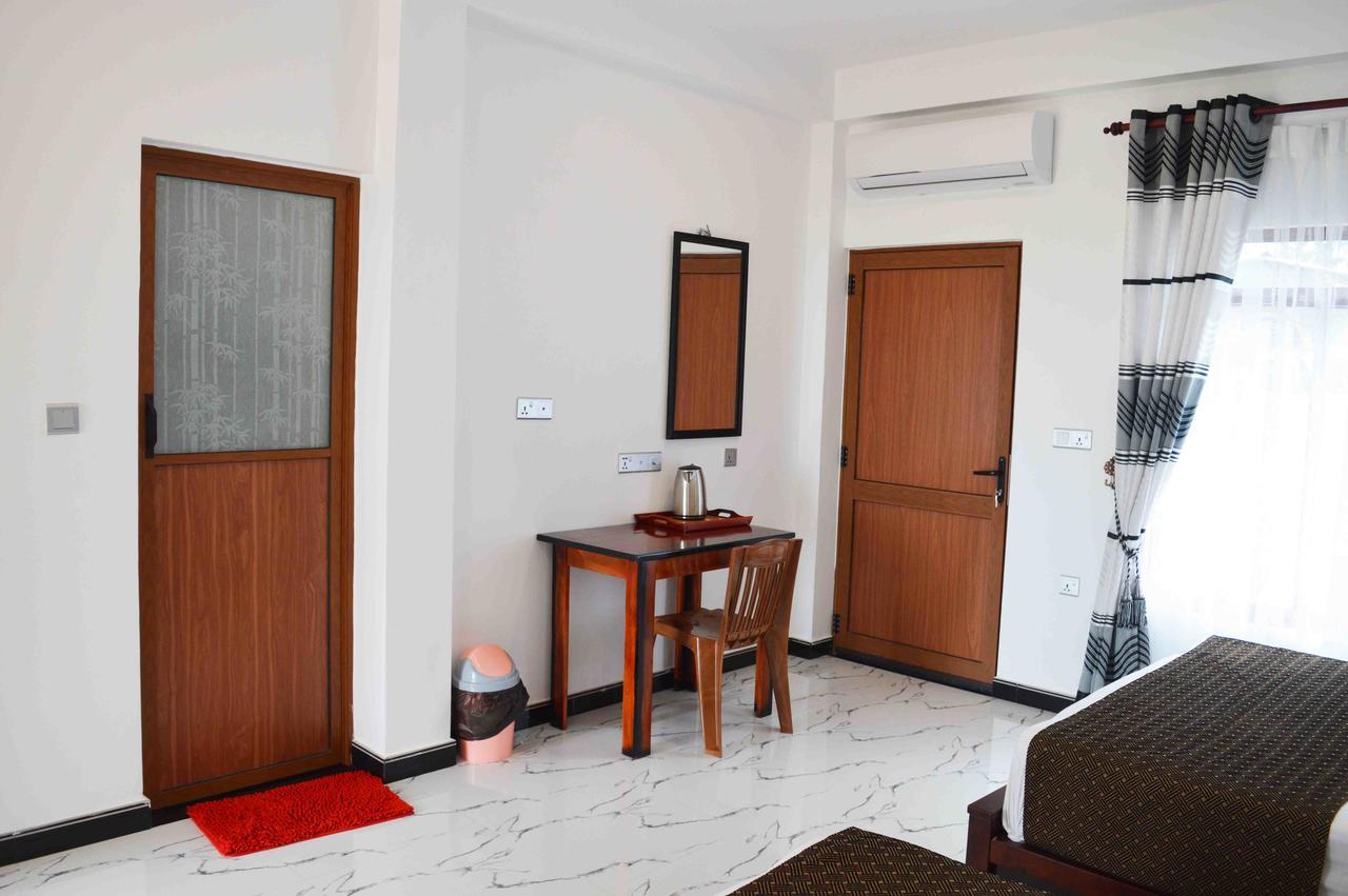 Blue Wings Beach Hotel Trincomalee Exterior foto
