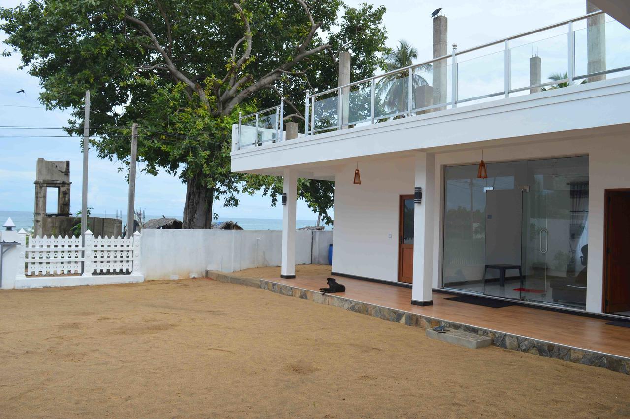 Blue Wings Beach Hotel Trincomalee Exterior foto