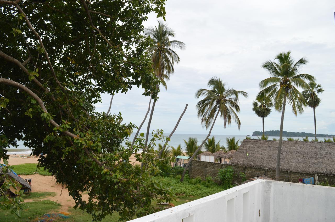 Blue Wings Beach Hotel Trincomalee Exterior foto