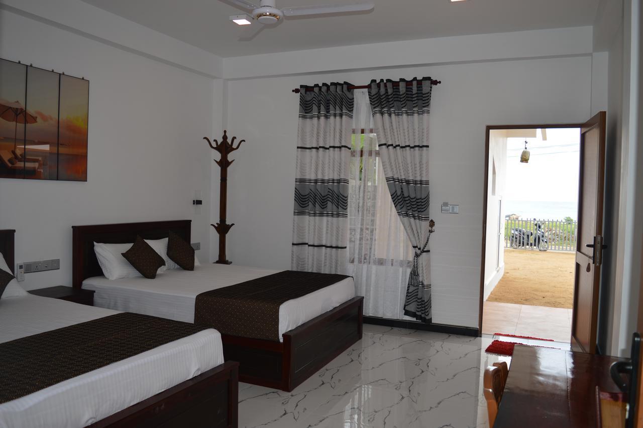 Blue Wings Beach Hotel Trincomalee Exterior foto
