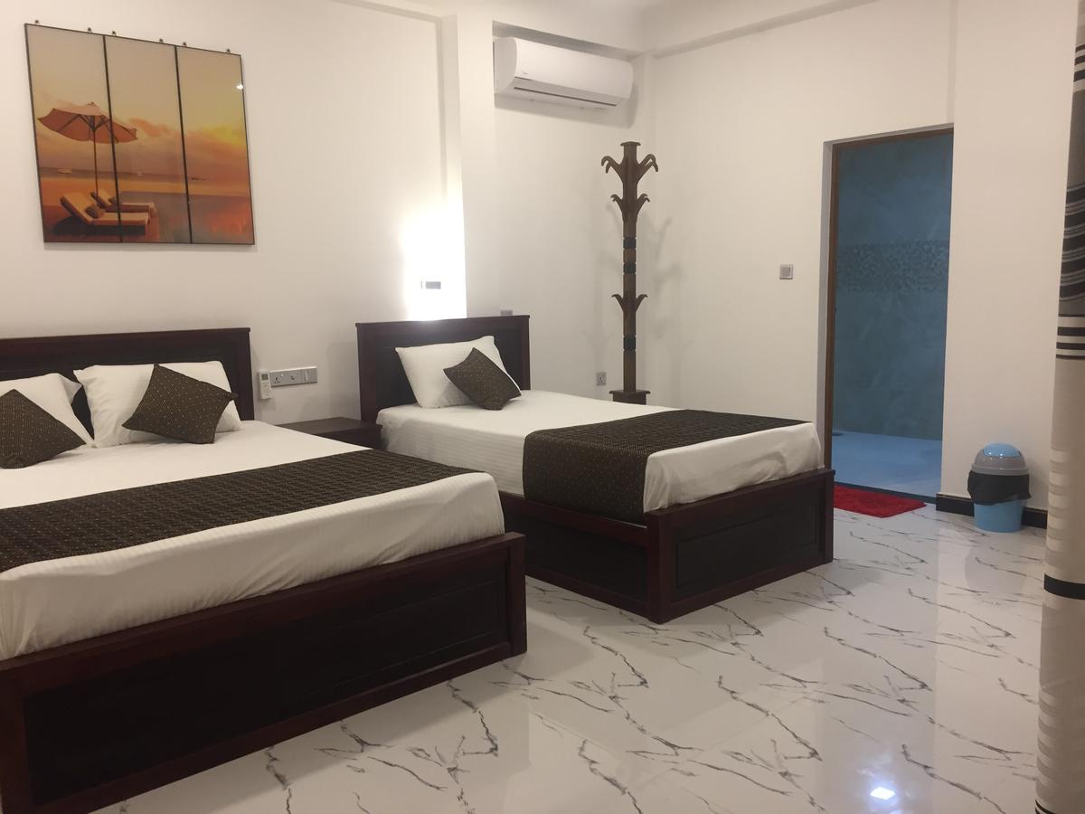 Blue Wings Beach Hotel Trincomalee Exterior foto